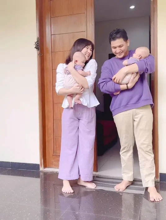 Sebagai orangtua baru, pasangan ini sepakat memakai jasa bidan selama seminggu untuk belajar memandikan hingga merawat bayi. Begitu bidan yang mandiin bayinya belum datang ke rumah, Masayu inisiatif memandikan. [Instagram/masayuclara]