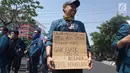 Mahasiswa membawa poster dalam unjuk rasa di Kantor Gubernur Jawa Tengah, Jalan Pahlawan Semarang, Selasa (24/9/2019). Mahasiswa dari berbagai universitas meneriakkan kecaman terhadap DPR sebagai protes terhadap rencana pengesahan Rancangan KUHP dan sejumlah RUU lain. (Liputan6.com/Gholib)