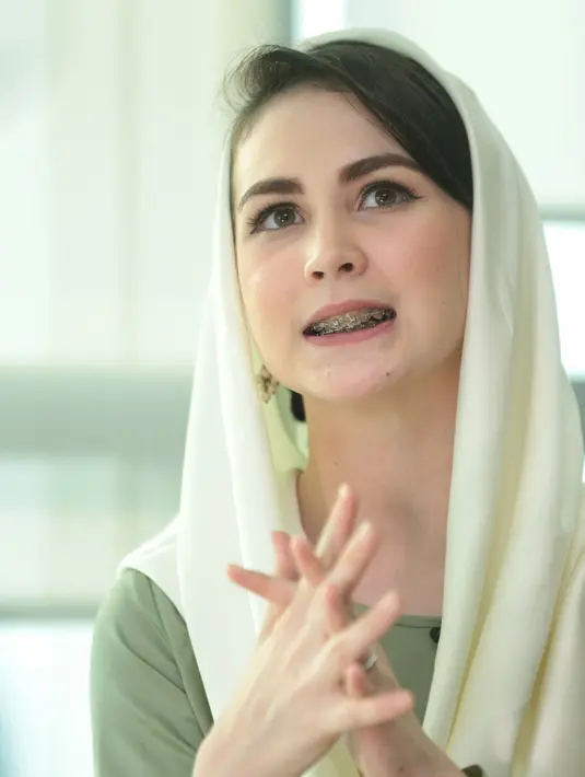 "Jadi istri Bupati lah (lebih sulit). Karena kalau jadi ibu kan ada ancang-ancangnya. Hamil, melahirkan, anak kecil dulu, belajar ngomong. Kalau jadi istri Bupati, kemarin belum dilantik, Arumi biasa, besoknya dilantik jadi istri Bupati," kata Arumi.