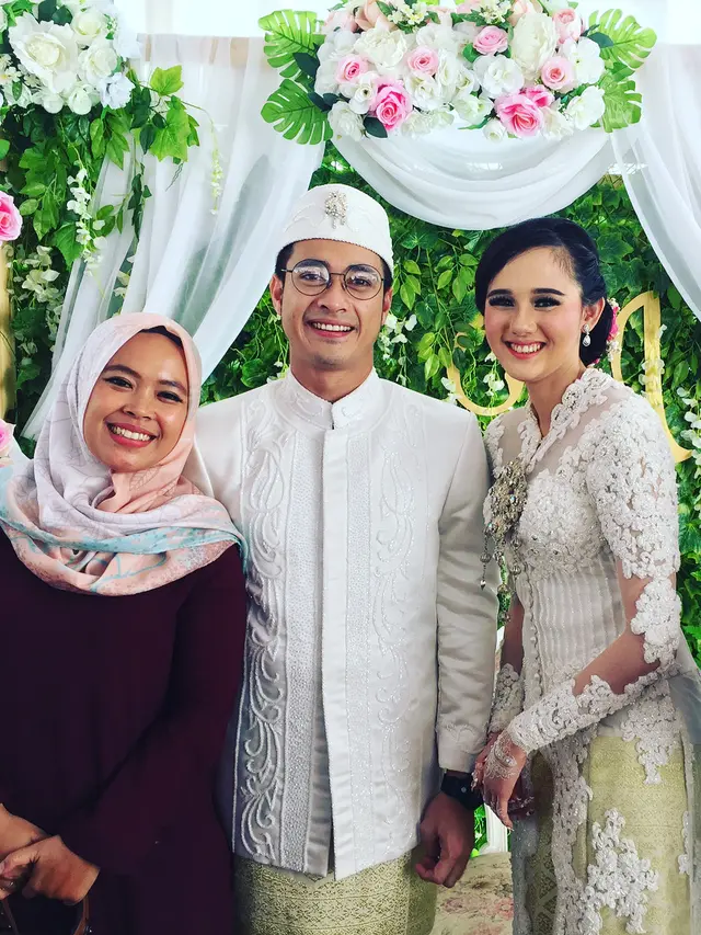[Bintang] 5 Potret Kebahagiaan Pernikahan Eza Gionino dan Meiza Aulia