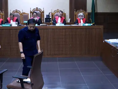 Johanes Budisutrisno Kotjo (kiri) dan Mantan Ketua DPR, Setya Novanto bersiap bersaksi pada sidang lanjutan dugaan suap pembangunan PLTU Riau-1 dengan terdakwa Idrus Marham di Pengadilan Tipikor, Jakarta, Selasa (19/2). (Liputan6.com/Helmi Fithriansyah)