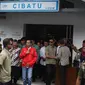 Presiden Joko Widodo meninggalkan Stasiun Cibatu seusai meninjau proyek reaktivasi jalur Cibatu-Garut, Jawa Barat, Jumat (18/1). Jokowi sempat melambaikan tangan kepada masyarakat sebelum memasuki mobil dinasnya. (Liputan6.com/Angga Yuniar)