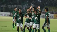 Pemain Persebaya, Rendy Irawan rayakan gol ke gawang Persik (Liputan6.com/ Dimas Angga P)