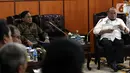 Dirut Indosiar Imam Sudjarwo berbincang dengan Ketua DPD RI, La Nyalla Mattalitti saat audiensi di Nusantara III, Kompleks Parlemen, Senayan, Jakarta, Selasa (29/10/2019). Audiensi tersebut membahas kerjasama antara SCM dan DPD RI. (Liputan6.com/Johan Tallo)