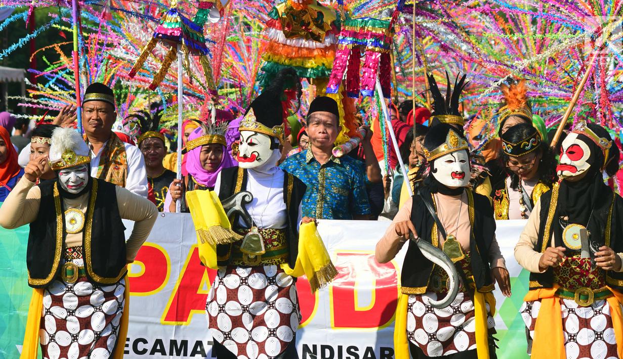 Peserta mengikuti Karnaval Dugderan di Lapangan Simpanglima Semarang, Senin (14/5). Festival Dugderan awalnya merupakan cara pemerintah kota Semarang memberitahukan datangnya bulan Ramadan kepada penduduknya. (Liputan6.com/Gholib)