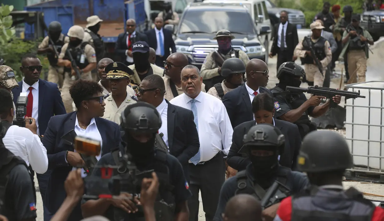 Perdana Menteri Haiti yang baru terpilih dan kepala polisi Haiti mengunjungi rumah sakit terbesar di ibu kota, setelah pihak berwenang mengumumkan telah mengambil alih kendali institusi medis tersebut pada akhir pekan lalu dari geng bersenjata. (AP Photo/Odelyn Joseph)