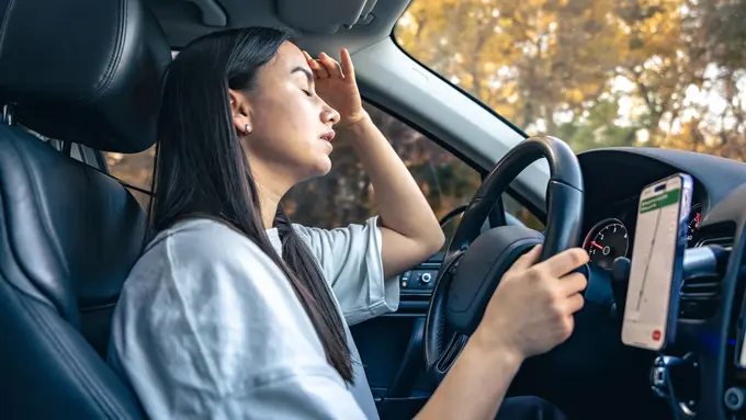 Seorang perempuan tampak mengantuk saat sedang mengemudi (Foto Dok: Freepik/pvproductions)