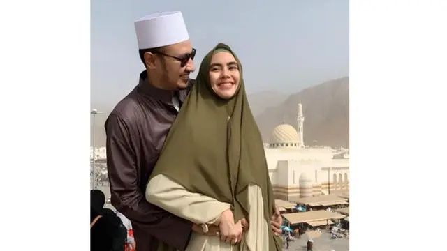 Kartika Putri Ajak Sang Anak Umrah Bersama, Ini 5 Potret Kebersamaannya
