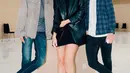 BCL memadukan mini dress hitamnya dengan oversized blazer dari bahan kulit yang juga berwarna hitam, serta midi heels boots abu-abu. [Foto: Instagram/itsmebcl]