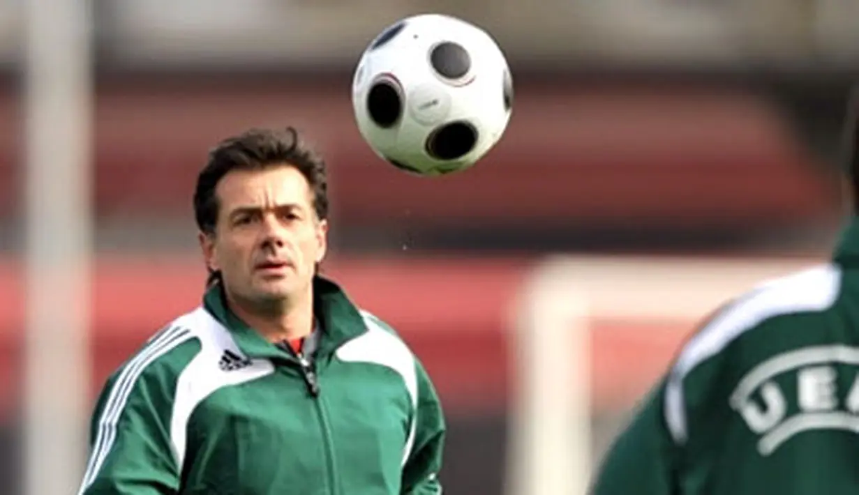Euro 2008 football championships referee Kyros Vassaras of Greece takes part in a preparatory workshop for referees and assistant referees on April 17, 2008 in Regensdorf, near Zurich. AFP PHOTO / Fabrice Coffrini