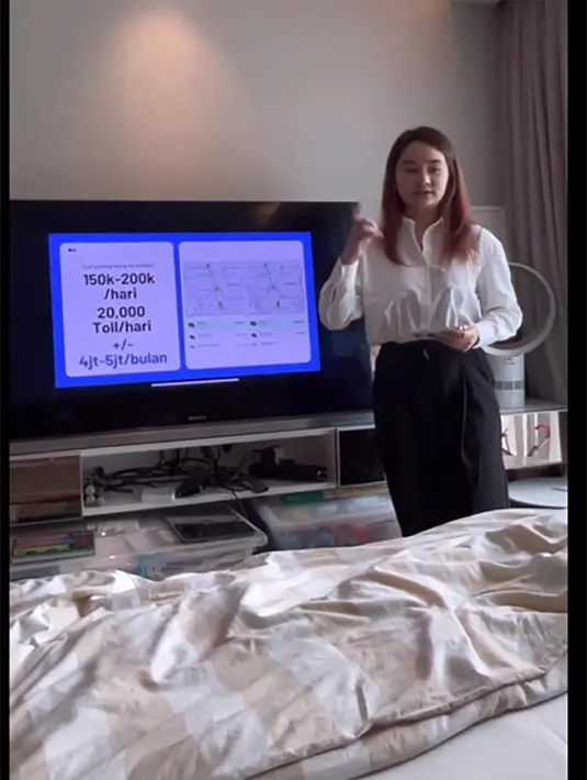 "Persentasi, kamu asal jangan persentasi mau kawin lho ya. Mau presentasi tentang apa?," kata Indra lagi yang membuat putrinya tertawa. [Instagram/indrabrasco]