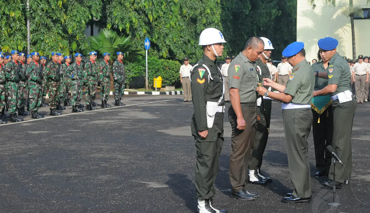 Seremonial pemberhentian tak hormat ini dilakukan dengan cara melepas seragam hijau yang dikenakan Pratu Heri di Markas Pusat Polisi Militer (Puspom), Jakarta, Senin (7/7/14). (Liputan6.com/Herman Zakharia)