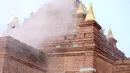 Sebuah kuil kuno diselimuti debu menyusul gempa 6,8 SR yang mengguncang Bagan, yang merupakan situs arkeologi paling terkenal di Myanmar, Rabu (24/8). Sejumlah pagoda di negara tersebut dilaporkan rusak akibat gempa ini. (AFP PHOTO/Soe MOE AUNG)