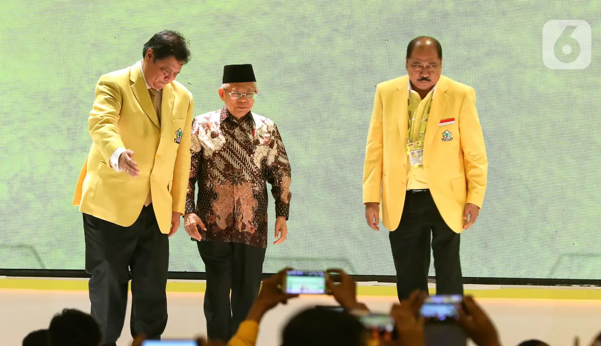 Ketua Umum DPP Golkar terpilih Airlangga Hartarto (kiri), Wakil Presiden Ma'ruf Amin (tengah) dan Ketua Penyelenggara Munas Golkar Melchias Markus Mekeng saat penutupan Munas X Partai Golkar di Jakarta, Kamis (5/12/2019). (Liputan6.com/Johan Tallo)