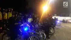 Tawuran antarwarga terjadi di jalan Sultan Agung Tirtayasa. bermula kisruh warga Pasar Rumput dan Menteng Tenggulun. 300 personel kepolisian dikerahkan untuk jaga lokasi kejadian. Akibat kejadian ini halte Transjakarata rumput rusak parah. Tidak ada ...