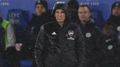 Manajer Arsenal Unai Emery menyaksikan anak asuhnya bertanding melawan Leicester City pada pertandingan Liga Inggris di King Power Stadium, Leicester, Inggris, Sabtu (9/11/2019). Arsenal resmi memecat Unai Emery dari jabatannya sebagai manajer. (Oli SCARFF/AFP)