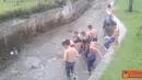 Citizen6, Bogor: Pelajar sedang memasuki sungai untuk menerima hukuman. 