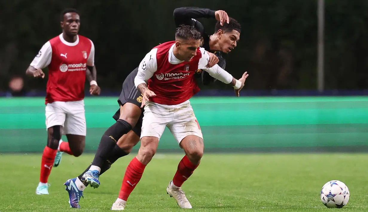 Pamain Real Madrid, Jude Bellingham, berusaha melepaskan diri dari penjagaan ketat pemain Braga, Rodrigo Zalazar, pada matchday 3 Liga Champions 2023/2024 di Stadion Municipal, Rabu (25/10/2023). (AFP/Pierre-Philippe Marcou)