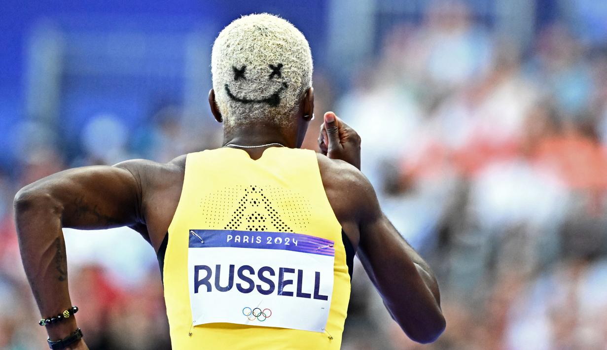 Gaya rambut pelari Jamaika, Janieve Russell bergambar emoji wajah tersenyum saat berkompetisi dalam semifinal nomor lari gawang 400 meter Olimpiade Paris 2024 di Stade de France, Paris, Prancis, 6 Agustus 2024. (AFP/Jewel Samad)