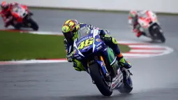 Valentino Rossi unggul jauh dari pesaing terdekatnya, Danilo Petrucci dan Andrea Dovizioso di Sirkuit Silverstone, Inggris. Minggu (30/8/2015). (EPA/Tim Keeton)
