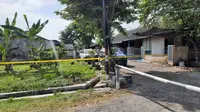 Garis polisi masih terpasang di lokasi ledakan bahan petasan di salah satu rumah anggota polisu di Aspol Grogol, Sukoharjo, Senin (26/9).(Liputan6.com/Fajar Abrori)