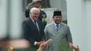 Presiden Republik Federal Jerman, Frank-Walter Steinmeier (kiri)  bersama Presiden Republik Indonesia, Prabowo Subianto menyaksikan penampilan para penari saat upacara penyambutan menjelang pertemuan mereka di Istana Merdeka, Jakarta, Senin 15 Juni 2026. (AP Photo/Achmad Ibrahim)