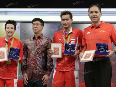 Peraih medali emas Olimpiade Rio 2016, Liliyana Natsir (kiri) dan Tontowi Ahmad, serta Ketua Umum PBSI, Gita Wirjawan, saat mendapat penghargaan dari EMTEK yang diserahkan oleh Vice President Director EMTEK, Sutanto Hartono. (Bola.com/Arief Bagus)