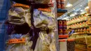 Aneka olahan sirip ikan hiu yang dijual di sebuah toko di Hong Kong (6/3). Tingginya permintaan sirip hiu telah menyebabkan populasi hiu berkurang hingga 60-70 persen. (AFP/Anthony Wallace)