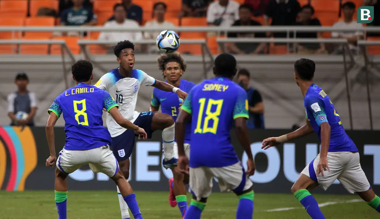 <p>Pemain Timnas Inggris U-17, Sam Amo-Ameyaw (kedua kiri) dikurung empat pemain Timnas Brasil U-17 pada laga ketiga Grup C Piala Dunia U-17 2023 di Jakarta International Stadium, Jakarta Utara, Jumat (17/11/2023). (Bola.com/Ikhwan Yanuar)</p>