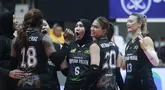 Tim putri Jakarta Popsivo Polwan merayakan kemenangan atas Gresik Petrokimia Pupuk Indonesia dalam lanjutan PLN Mobile Proliga 2025. (Dok. PLN Mobile Proliga 2025)