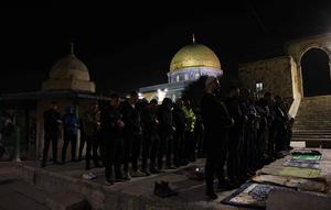 Warga Palestina melaksanakan salat Tarawih pertama di bulan suci Ramadan di kompleks Masjid Al-Aqsa, Yerusalem, pada Selasa 17 Februari 2026 malam waktu setempat. Tampak dalam foto, para jamaah Muslim Palestina melaksanakan salat Tarawih pada malam pertama bulan suci Ramadan di dekat Kubah Batu, kompleks Masjid Al-Aqsa, Kota Tua Yerusalem pada 17 Februari 2026. (AHMAD GHARABLI/AFP)