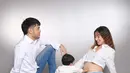 Suami Tasya Revina juga ikut dalam sesi pemotretan dengan nuansa serasi. Duduk berseberangan, ia memperlihatkan tatapan penuh cinta kepada istrinya yang tengah mengandung. Anak pertama mereka pun tampak antusias menyentuh perut sang ibu, seolah menyambut kehadiran calon adiknya. (Liputan6.com/IG/@tasyarevina)