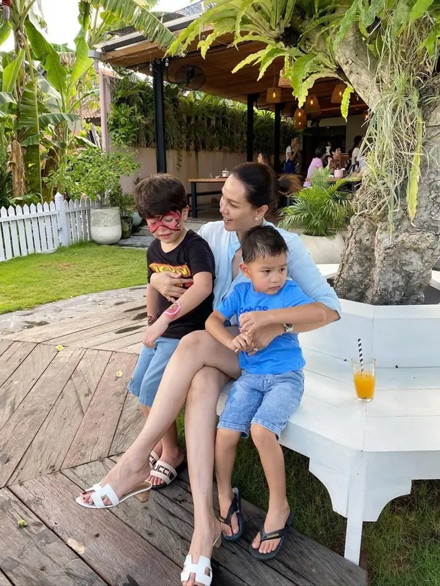 Potret Kebersamaan Fitri Salhuteru dan Anak Nikita Mirzani, Dekat Banget