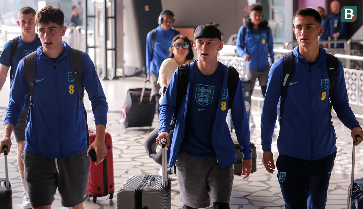 <p>Pemain Timnas Inggris U-17, Chris Rigg (tengah) dan rekannya saat tiba di Terminal 3 Bandara Soekarno Hatta, Tangerang, Banten menjelang Piala Dunia U-17 2023 pada Jumat (03/11/2023). (Bola.com/Bagaskara Lazuardi)</p>