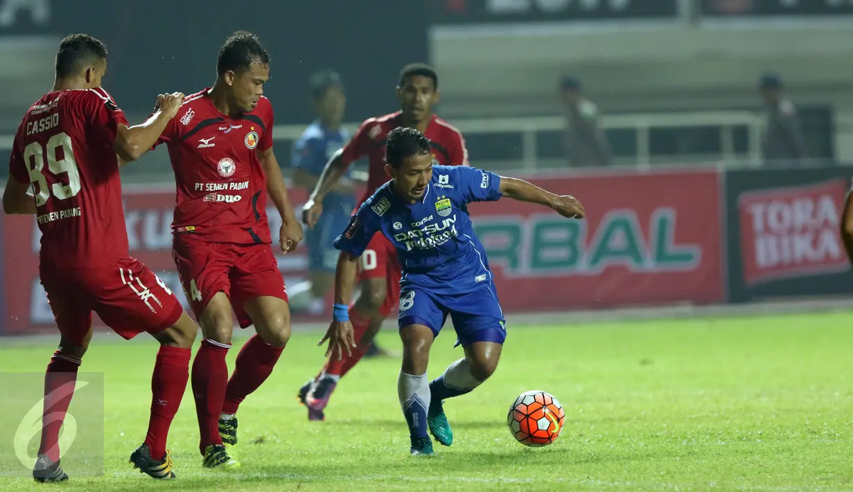 Pemain tengah Persib, Gian Zola (kanan) mencoba menembus pertahanan Semen Padang di laga perebutan tempat ketiga Piala Presiden 2017 di Stadion Pakansari, Kab Bogor, Sabtu (11/3). Persib menang 1-0. (Liputan6.com/Helmi Fithriansyah) 
