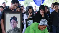 Isak tangis dan kepedihan dari para pelayat saat mengantarkan almarhum Deddy Sutomo ke peristirahatan terakhirnya. Artis senior itu diketahui meninggal dunia pada Rabu (18/4/2018) pagi. (Adrian Putra/Bintang.com)