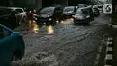 Kendaraan melintasi genangan air di Jalan Gatot Subroto, Jakarta, Kamis (18/2/2021). Hujan deras yang mengguyur wilayah Jakarta menyebabkan terjadinya genangan di beberapa ruas jalan, meski begitu sejauh ini kendaraan masih dapat melintas. (Liputan6.com/Faizal Fanani)