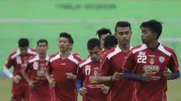 Sejumlah pemain Arema Cronus berlari santai pada latihan jelang leg kedua semi final Piala Presiden melawan Sriwijaya F.C di Stadion Gajayana, Malang, Rabu (7/10/2015). (Bola.com/Vitalis Yogi Trisna)