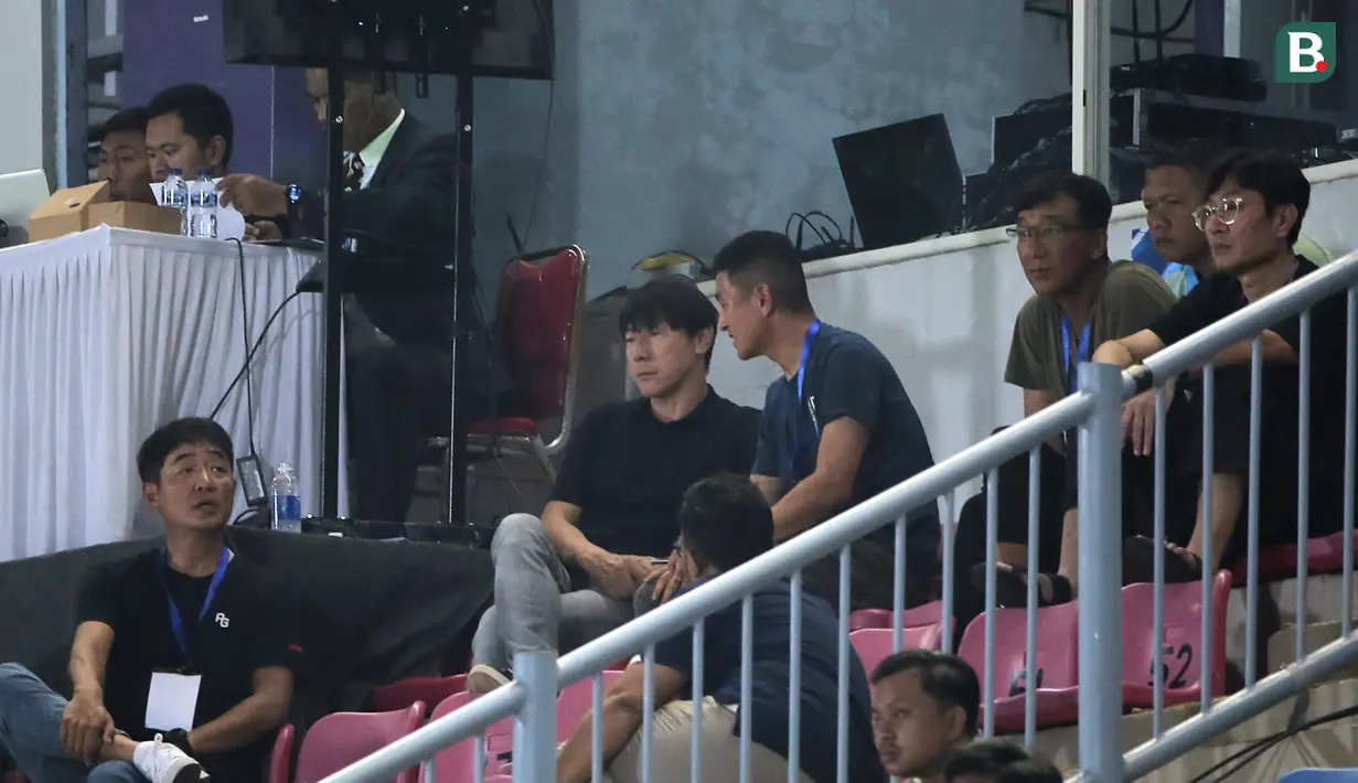 Pelatih Timnas Indonesia, Shin Tae-yong (tengah), didampingi asisten pelatih saat menyaksikan pertandingan pekan keempat BRI Liga 1 2023/2024 antara Dewa United melawan Persik Kediri yang berlangsung di Stadion Indomilk Arena, Tangerang, Jumat (21/7/2023). (Bola.com/Ikhwan Yanuar)