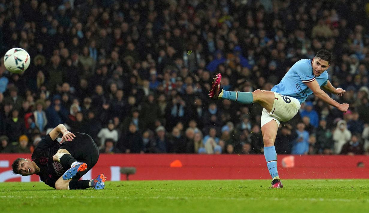 Haaland mencetak hattrick setelah mencetak gol ketiga saat babak kedua baru berjalan 14 menit. Kali ini, dia menyambar bola muntahan tembakan Alvarez yang membentur tiang gawang. (Martin Rickett/PA via AP)