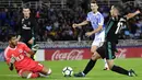 Striker Real Madrid, Lucas Vazquez, berusaha melewati kiper Real Sociedad, Geronimo Rulli, pada laga La Liga di Stadion Anoeta, Minggu (17/9/2017). Real Madrid menang 3-1 atas Real Sociedad. (AP/Alvaro Barrientos)