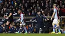 Pelatih Arsenal Arsene Wenger memberikan arahan kepada pemain Arsenal saat laga pertandingan sepak bola Liga Utama Inggris antara Aston Villa melawan Arsenal di Villa Park, Birmingham, pada (13/01/14) waktu setempat. (Foto: AFP/Adrian Dennis)