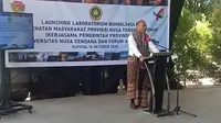 Foto: Gubernur NTT Viktor Laiskodat saat meresmikan laboratorium biomokuler di kampus Undana Kupang (Liputan6.com/Ola Keda)