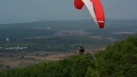 Spot paralayang di Bukit Si Kuping, Batang, Jawa Tengah, saat ini diburu penikmat olahraga ekstrem. (Liputan6.com/Fajar Eko Nugroho)