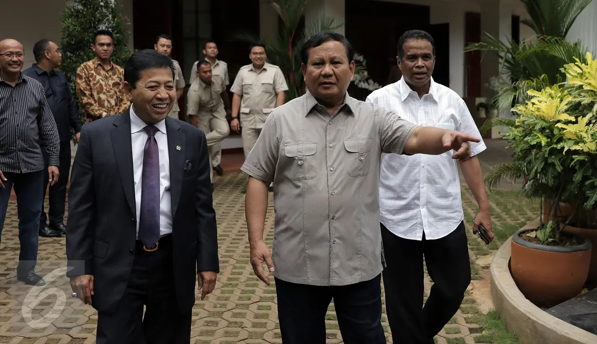 Ketua Umum Partai Gerindra Prabowo Subianto (tengah) berjalan bersama Ketua DPR RI, Setya Novanto di kediamannya Jalan Kertanegara, Jakarta, Kamis (1/12). Keduanya melakukan pertemuan secara tertutup. (Liputan6.com/Helmi Fithriansyah)