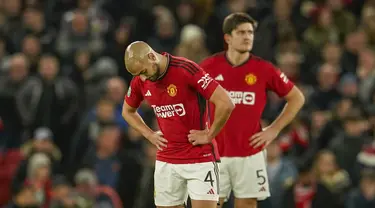 Pemain Manchester United, Sofyan Amrabat dan Harry Maguire bereaksi setelah gelandang Newcastle United Joe Willock mencetak gol ketiga timnya pada putaran ke-4 Carabao Cup 2023/2024 di Old Trafford, Kamis (2/11/2023) WIB. (AP Photo/Dave Thompson)