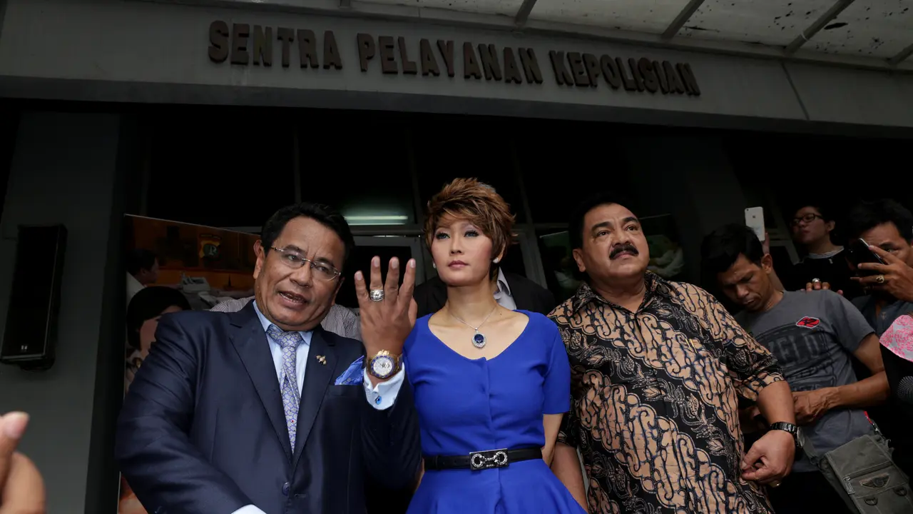 [Bintang] Inul Daratista dan Hotman Paris