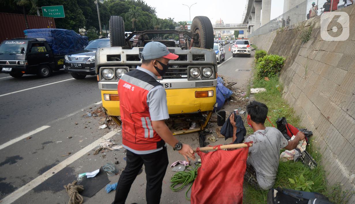 FOTO Ban Lepas Truk Terbalik di Jalan Tol  Lingkar Luar 