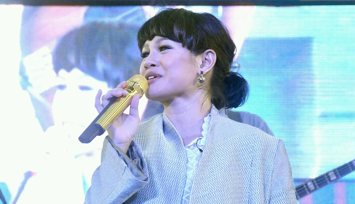 Hampir dua bulan penyanyi Andien vakum dari dunia musik. Sejak kelahiran anak pertamanya, Andien cuti dari panggung. Beberapa hari lalu, ia sudah mulai kembali ke atas pangung. Kini, ia bersama dengan buah hatinya. (Galih W. Satria/Bintang.com)