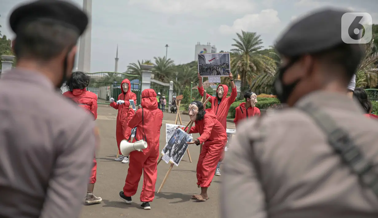 Aktivis melakukan happening art di kawasan Patung Kuda, Jakarta, Selasa (15/12/10). Aksi ini merefleksikan potret Indonesia di tahun 2020 #bersikanIndonesia, di tahun kelam bagi demokrasi yang dipertontonkan di ruang publik seperti brutalitas aparat dan pelanggaran HAM. (Liputan6.com/Faizal Fanani)